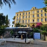 Devanture d’un hôtel indépendant à Cannes avec véranda accueillante