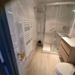 Salle de bain de la chambre sud Palme d’Or dans un hôtel indépendant à Cannes