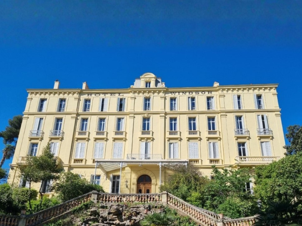 Devanture d’un hôtel indépendant à Cannes situé en centre-ville, proche du Palais des Festivals
